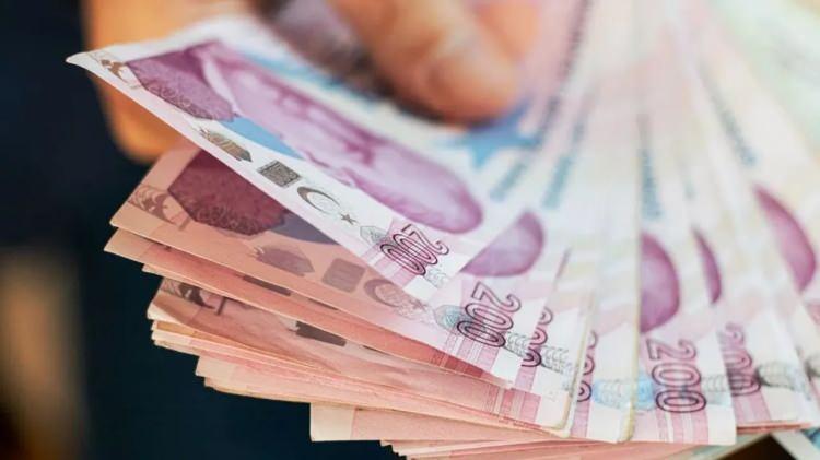 <p>Bu ödüller; 2 otomatik fatura talimatı, bankaya yeni emekli müşterisi yönlendirme ve kredi kartı harcama hedefleriyle kazanılabiliyor.</p>