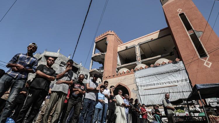 <p>Burada durmak bile savaşın yorgunluğundan ve sevdiklerimizi kaybetmenin acısından sonra bize huzur veriyor." dedi.</p>
