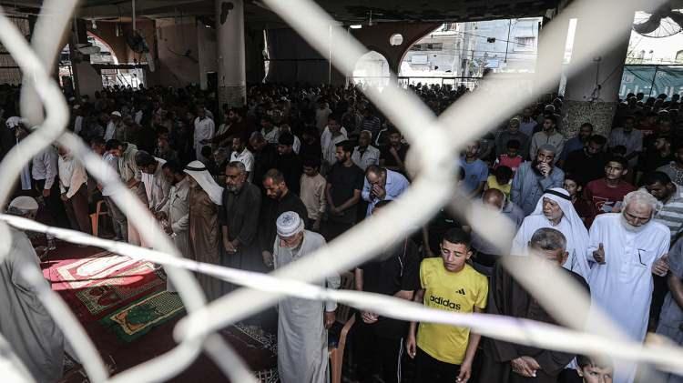 <p><span style="color:#B22222"><strong>'BUG&Uuml;N YENİDEN BİRLİKTE İBADET ETTİĞİMİZ M&Uuml;BAREK BİR G&Uuml;N'</strong></span></p>

<p>&nbsp;</p>

<p>Filistinli Ebu Kaid Ebu Asi de "Camide cemaatle namaz kılmadan aylar ge&ccedil;ti. Bug&uuml;n, yeniden birlikte ibadet ettiğimiz m&uuml;barek bir g&uuml;n." diye konuştu.</p>
