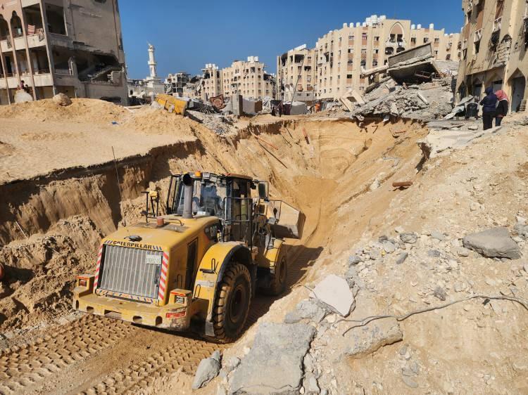 <p>Gazze'de varılan ateşkes anlaşmasının ilk aşaması kapsamında canlı esirleri teslim eden Hamas, ölen esirlerin cesetlerini arama çalışmalarını da sürdürüyor.</p>