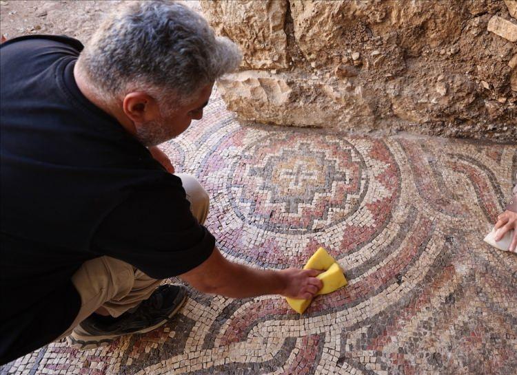<p>Tittos bir özel isim ama Domestikos'a baktığımızda kaynaklarda daha çok bir ünvan olarak geçmekte. Bu ünvandaki kişilerin daha çok askeri bölümlerde ve kiliselerde herhangi bir görevli olarak yer aldıkları bilinmekte. 40 metrekareye yakın bir mozaik ortaya çıkardık. Ana panolarda düğüm motifi şeklinde madalyonlar bulunmakta, bu madalyonların içerisinde de geometrik şekiller ile haç işareti olarak nitelendirebileceğimiz motifler tespit edilmiştir. Yapı kalıntısı olarak baktığımızda mekan diğer parsellere doğru genişlemekte. İlk aşamada tam olarak ne olduğunu bilmesek de yazıttan buranın sivil bir idareciye ait yapı olduğunu söyleyebiliriz."</p>