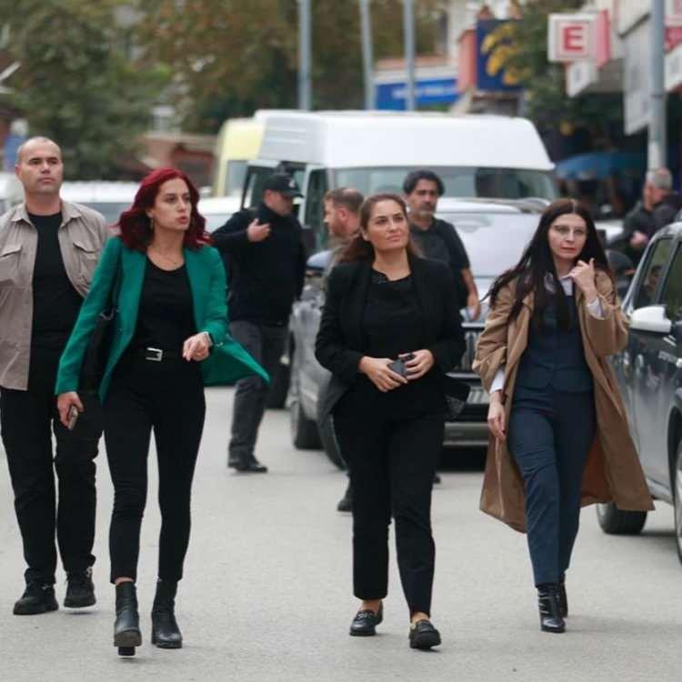 <p>Hukuk fakültesini bitirip meslek hayatına atılan Öksüz, hayallerini gerçekleştirdi. Ancak kader onu kürsüye değil, <strong>savcılık makamına taşıdı.</strong></p>