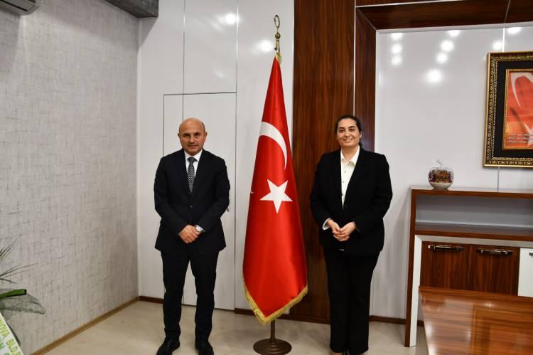 <p>Öksüz:<span style="color:#800080"><em><strong> "O dönem savcı ihtiyacı daha fazlaydı. Kurada savcılık çıktı. Tekrar seçim yapacak olsam yine savcılığı seçerdim. Vatandaşımızla temas halinde olmak, hak arama özgürlüğü yolculuklarında onlara ilk el uzatan olabilmek, bu mesleği vazgeçilmez kılıyor." </strong></em></span>sözleriyle savcılığa olan sevgisini bir kere daha dile getiriyor.</p>