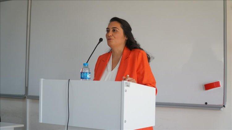 <p>T&uuml;rkiye&rsquo;nin ilk kadın Cumhuriyet Başsavcılarından biri olarak tarihe ge&ccedil;en &Ouml;ks&uuml;z, kadınların adalet sisteminde giderek daha g&ouml;r&uuml;n&uuml;r olmasından gurur duyduğunu şu s&ouml;zleriyle ifade ediyor:</p>
