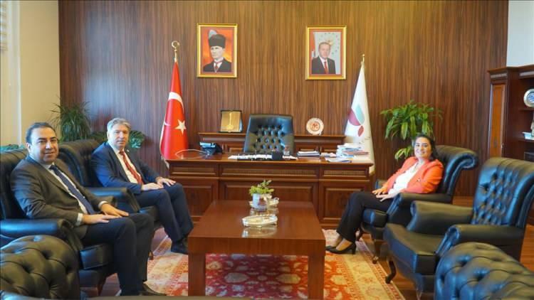 <p><span style="color:#800080"><em><strong>"T&uuml;rk kadınının her t&uuml;rl&uuml; g&ouml;revi en iyi şekilde yapacağına olan inan&ccedil;larının g&uuml;&ccedil;lendiğini, pekiştiğini d&uuml;ş&uuml;n&uuml;yorum, hissediyorum. Bazıları, &ouml;rnek olsun diye kız &ccedil;ocuklarını benimle tanıştırmaya getiriyorlar."</strong></em></span></p>
