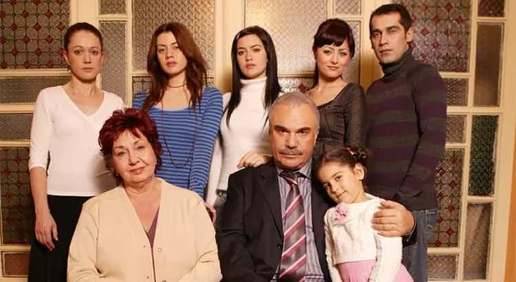 <p><strong>Halil Ergün</strong>, ilk okuduğu romanın <strong>Yaprak Dökümü</strong> olduğunu belirterek dizinin çekimleriyle ilgili şunları söyledi:</p>