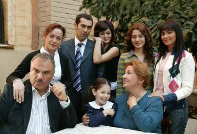 <p><span style="color:#800080"><em><strong>"Yaprak Dökümü setimiz okul gibiydi. Gökçe Öztürk ve Fahriye Evcen çok para kazanacağız diye değil, sanatlarını geliştirmek için geldiler. Saat 8-9'da orada olacağız, hazırlık yapılıyor. Aile gibi olmuştuk, zaten dışarıda pek hayatımız kalmamıştı. O, çekimlere de yansıyordu."</strong></em></span></p>