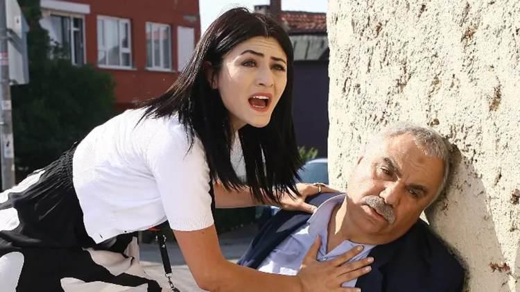 <p><span style="color:#800080"><em><strong>"Deniz Çakır ile çok iyiydik, şimdi görünce selamlaşıyoruz. Dizi bittikten sonra en çok onunla görüşüyordum. Sonrasında vefasızlık değil ama kalbimi kırmışlık oldu, dolaylı olarak üzüldüm."</strong></em></span></p>
