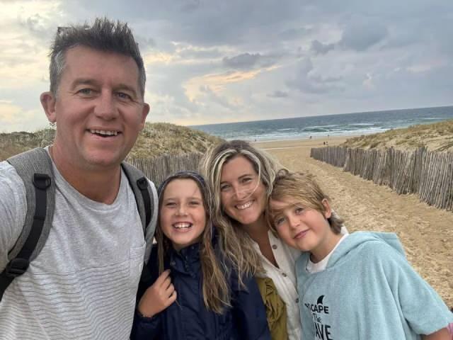 <p>EN YIPRATICI ANLARDAN BİRİ: &Ccedil;OCUKLARA GER&Ccedil;EĞİ ANLATMAK</p>

<p>Zack'e g&ouml;re hastalığın en zor yanı, fiziksel etkilerinden &ccedil;ok ailesine durumu a&ccedil;ıklamak olmuş. &Ouml;zellikle iki &ccedil;ocuğuna kanser olduğunu s&ouml;ylemek, onun i&ccedil;in en yıpratıcı anlardan biri oldu. "Bir ebeveyn olarak, onları korumak istersiniz. Fakat ger&ccedil;eği anlatmak zorundaydım. Beklediğimden &ccedil;ok daha olgun ve g&uuml;&ccedil;l&uuml; davrandılar" dedi.</p>
