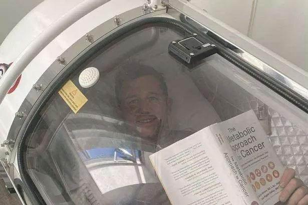 <p>KEMOTERAPİYE BAŞLADI</p>

<p>Doktorlar başlangı&ccedil;ta ameliyat se&ccedil;eneğini değerlendirse de, t&uuml;m&ouml;r&uuml;n boyutu ve yayılım durumu nedeniyle &ouml;ncelikle kemoterapi uygulanmasına karar verildi. Ama&ccedil;, t&uuml;m&ouml;r&uuml; k&uuml;&ccedil;&uuml;ltmek ve sonrasında cerrahi m&uuml;dahaleyi m&uuml;mk&uuml;n kılmak.</p>
