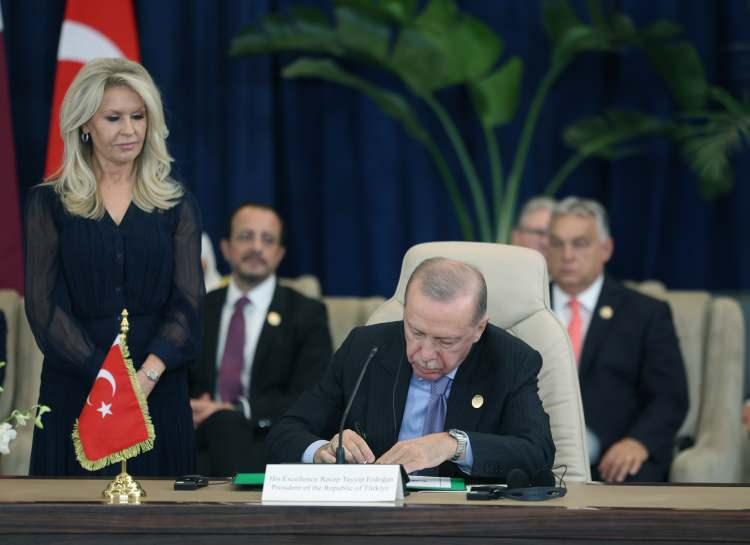 <p><strong>"ANKARA VE DOHA İSRAİL İÇİN TEHDİT"</strong></p>

<p>Gal, Doha'nın yıllarca Hamas'ın siyasi bürosuna ev sahipliği yaptığını ve bunun <strong>"insani arabuluculuktan"</strong> siyasi-mali bir altyapıya dönüştüğünü; Türkiye'ninse Hamas üyelerine pasaport sağladığını ve Ankara'yı hareket için bir sığınak hâline getirdiğini iddia etti.</p>
