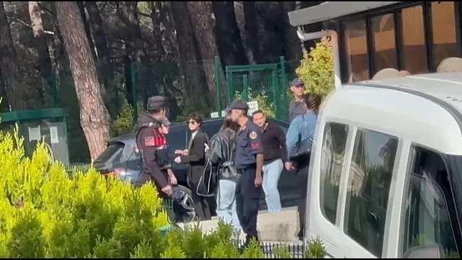<p><strong><em>İşte testleri pozitif çıkan 8 ünlü isim;</em></strong></p>