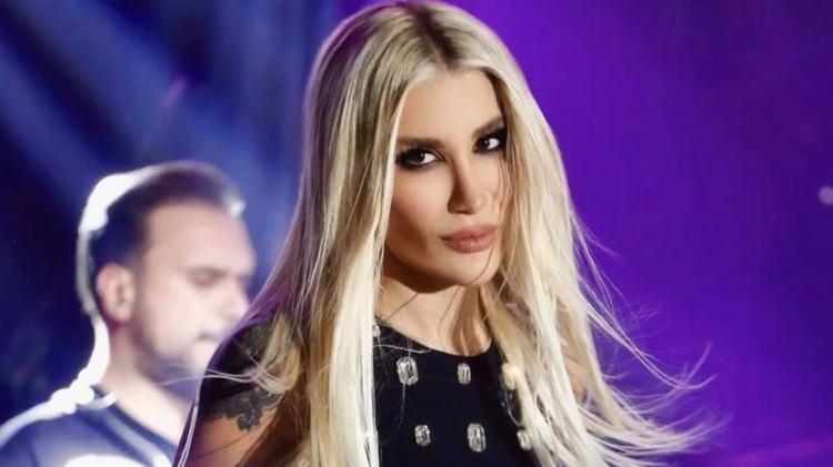 <p>Ünlü şarkıcı, son günlerde <strong>yaygın olan salgına yakalandığını</strong>, sosyal medya hesabından yaptığı <strong>hastane paylaşımıyla duyurdu</strong>.</p>