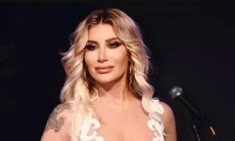 <p><span style="color:#800080"><strong>ÖNCE KONSERİNİ ERTELENDİĞİNİ DUYURDU</strong></span></p>