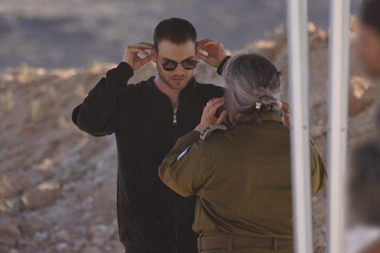 <p>Hamas tarafından, Gazze'de ateşkes ve esir takası anlaşması kapsamında serbest bırakılan İsrailli esirler İsrail Ordusu tarafından karşılandı. Fotoğrafta serbest bırakılan esirlerden Alon Ohel görülüyor.</p>
