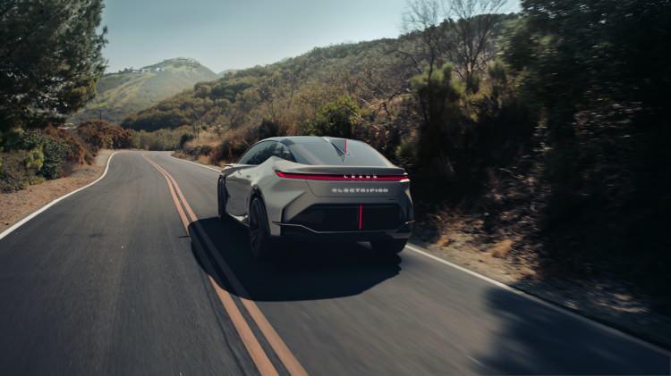 <p>Bunun yanında kısa kaput tasarımı ise tamamen elektrikli bir platforma işaret ediyor. Ancak Toyota'nın &uuml;zerinde &ccedil;alıştığı yeni ultra kompakt d&ouml;rt silindirli motorun bu konsepte uyabileceği iddiası da var. Yani tamamen elektrikli olması kesin değil. Ancak kesin olan bir şey varsa, o da Corolla&rsquo;nın yıllardır s&uuml;rd&uuml;rd&uuml;ğ&uuml; 'g&uuml;venli' tasarım &ccedil;izgisinin artık cesur bir tarafa evrildiği.</p>

<p>&nbsp;</p>
