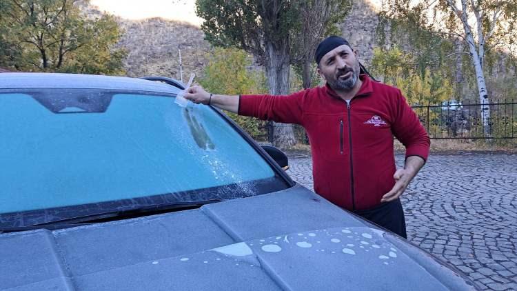 <p>Eski 7'yi gören Kars’ta otomobillerin camları soğuktan buz tuttu. Sabah erken saatlerinde işlerine gitmek için dışarı çıkan vatandaşlar da araçlarının camlarının buzunu temizledi.</p>
<p> </p>