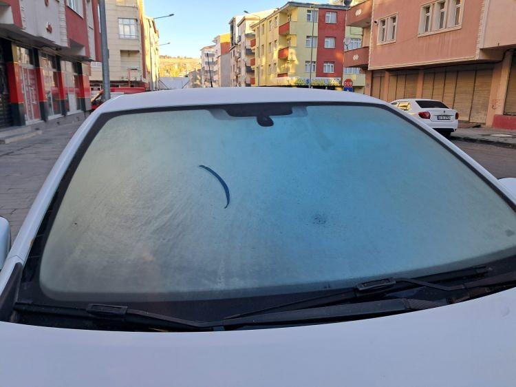 <p>Hava sıcaklığının sıfırın altında 7 dereceye düştüğü Kars'ta aşırı soğuk araçların camlarını dondurdu. </p>
