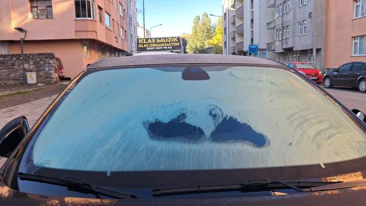 <p>Kars'ta havaların soğuduğunu ifade eden vatandaşlar, <strong>"Artık şehrimize kış geldi. Arabaların camları buz tutmaya başladı. İnşallah şehrimizi ve sezonumuzu güzel kar ile süsleriz"</strong> dediler.</p>
<p> </p>