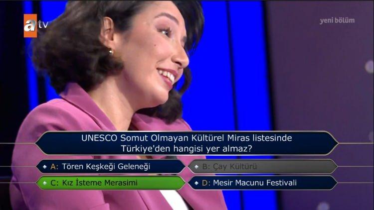 <p>Depremin ardından yeni hayatına adapte olmaya çalışan Barutçu, sosyal medyada da aktif olarak içerik üretiyor. <strong>2 yıldır evli</strong> olduğunu belirten Barutçu, yarışma sırasında, <strong>500 bin TL'lik</strong> soruya ikilemde kalınca sunucu <strong>Oktay Kaynarca</strong>'ya çekilmek istediğini söyledi.</p>