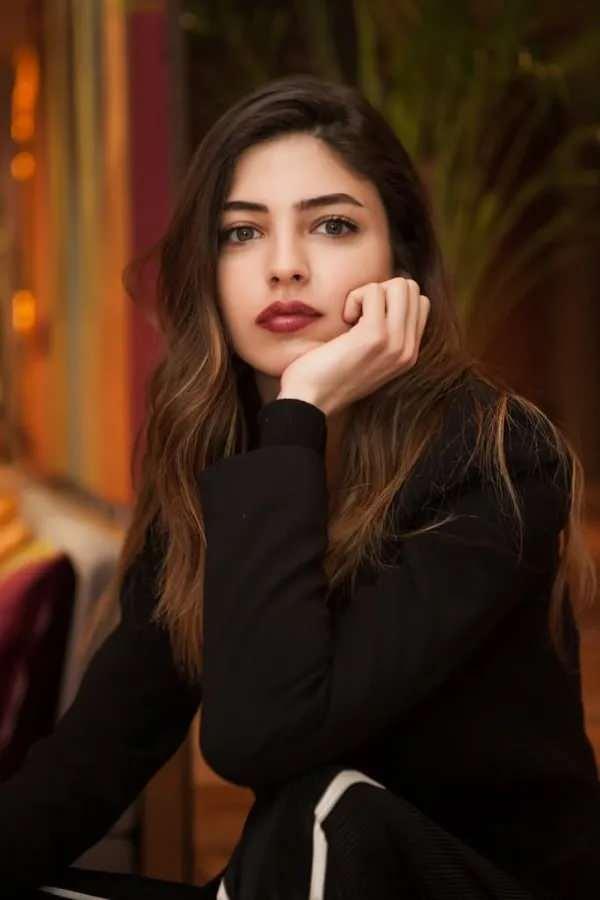 <p><strong>Güzelliği ve başarısıyla dikkatleri üzerine çeken Nil Keser</strong> de onlardan bir tanesiydi. <strong>Kırgın Çiçekler</strong> dizisinden sonra pek çok projede yer almış, hatta başrol bile oynamıştı.</p>
