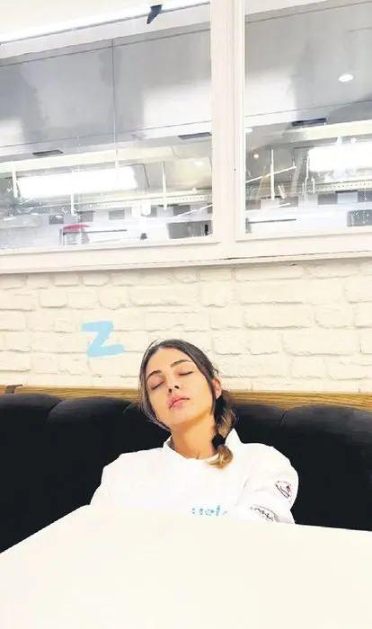 <p>Eğitimini başarılı bir şekilde tamamlayan <strong>Nil Keser, aşçılık belgesini aldı</strong>.</p>