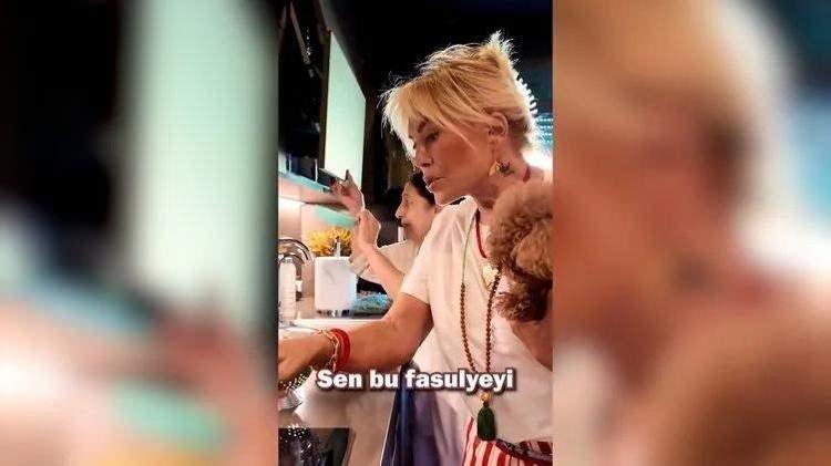 <p><strong>Mutfaktaki detaylara önem veren Pekkan, "Yeşil fasulyeyi mavi tabağa koymayalım Selma. Her gün bir de böyle bir derdimiz var. Bende biraz da kaçıklık olduğu için. Her şeyin rengi uyumlu olacak. Mutfakta da öyle olacak." demişti.</strong></p>
