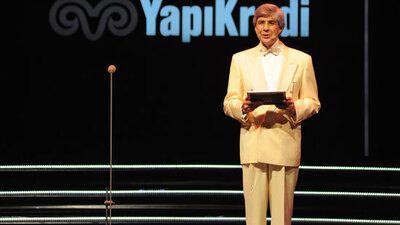 <p>Uzun yıllar ilgiden <strong>yolda yürüyemediğine</strong> de değinen Abay, <span style="color:#800080"><em><strong>"Eskiden tanınıyorduk, şimdi o kadar tanıyan yok ve rahat rahat gezinebiliyorum" </strong></em></span>şeklinde gülerek muhabirlerin sorularını cevapladı.</p>