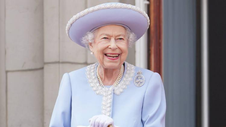 <p>İngiltere Kraliçesi II. Elizabeth’in ölümünden üç yıl sonra, merhum hükümdarın yaptığı son jest gün yüzüne çıktı. Buckingham Sarayı kaynaklarına göre, Kraliçe Elizabeth’in vefatından kısa bir süre önce bazı aile üyelerine özel hediyeler hazırladığı ortaya çıktı.</p>