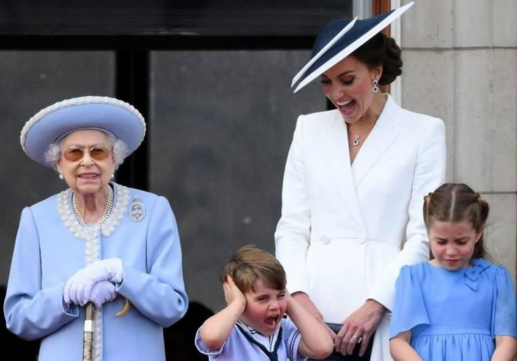 <p>Kaynağa göre, Kraliçe Kate'e, Prens William'ın taç giyme töreninde bu mücevherleri takacağına dair bir söz de verdi. Kraliçe'nin, Kate'e bu mücevherleri hediye etmesinin ardında önemli bir anlam bulunuyor. Kaynağa göre, Kraliçe, Kate'in gelecekteki bir Kraliçe olarak, kendisinden önceki kraliçeler gibi bu mücevherleri takması gerektiğini düşünüyordu.</p>