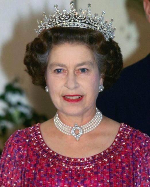 <p>2022 yılında Kraliçe Elizabeth'in vefatından sonra, Kate, onun mirasını taşıma konusunda büyük bir sorumluluk üstlenmiş oldu. Kaynak, Kraliçe'nin Kate'e özel olarak, Prens William taç giydiğinde bu mücevherleri takacağına dair söz verdiğini belirtiyor.</p>
<p> </p>
<p> </p>