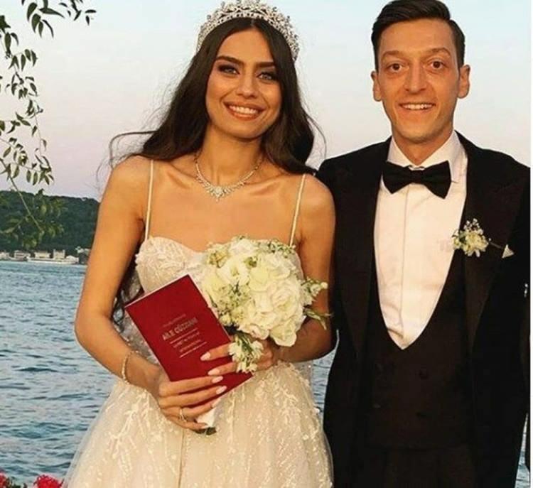 <p>Sosyal medyada kısa sürede gündem olan açıklama, hayranlarından da destek gördü. Birçok kullanıcı, “Ailenizi ön planda tutmanız çok güzel” ve “Amine’yi yeniden ekranlarda görmek istiyoruz” yorumlarında bulundu.</p>