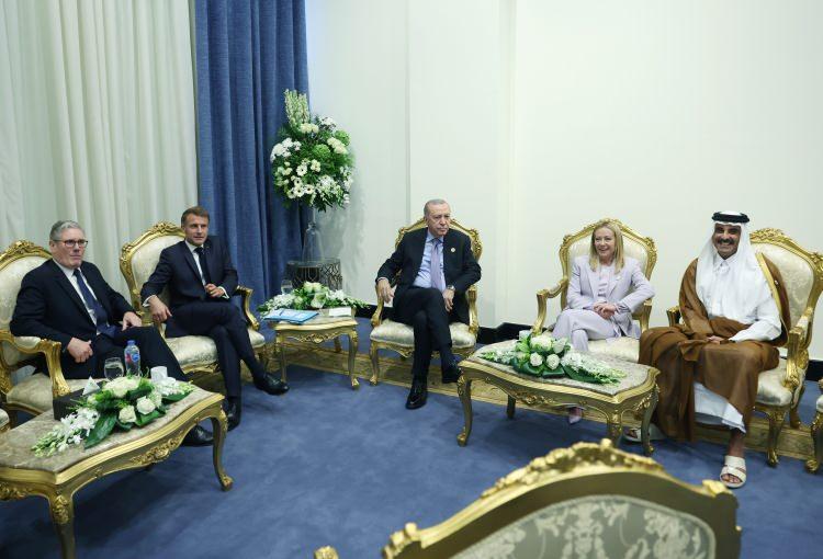 <p><span style="color:#B22222"><strong>"ERDOĞAN MELONİ'YE TAKILDI"</strong></span></p>
<p>Cumhurbaşkanı Recep Tayyip Erdoğan'ın Mısır'da İtalya Başbakanı Giorgia Meloni ile yaptığı görüşmede İtalyan lidere sigarayı bırakma tavsiyesi vermesi de İtalya ve dünya basınında yer bulan diyaloglardandı.</p>
<p>Corriere Della Sera gazetesinin internet sitesinde <strong><em>"Erdoğan, Meloni'ye takıldı"</em></strong> başlığıyla yayımlanan haberde, Erdoğan ve Meloni'nin samimi bir an paylaştığı ifade edildi.</p>