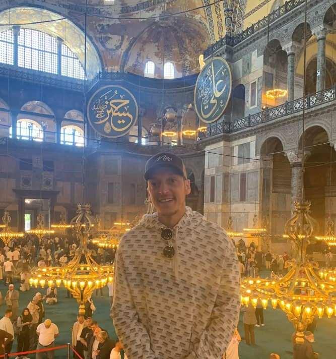 <p>37 yaşına giren ünlü futbolcu Mesut Özil son olarak sosyal medya hesabından yapay zeka destek alarak 5 yaşında çekilmiş çocukluk fotoğrafıyla yan yana geldi. </p>