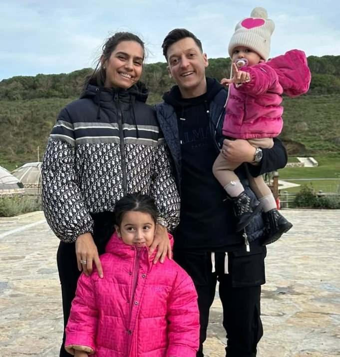 <p>2019 yılında dünyaevine giren Mesut Özil ve Amine Gülşe çifti mutlu evlilikleriyle de magazin gündeminde en çok konuşulan çiftler arasında yer alıyor. </p>