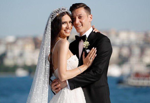 <p>Özil, sosyal medya hesabından yaptığı paylaşımda 'Çocuk Mesut'a şu nasihati verdi:</p>