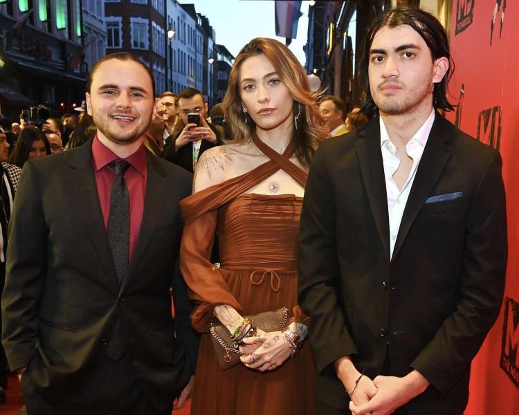 <p><strong>Özellikle Paris Jackson hem güzelliğini hem de babasının soyadının getirdiği avantajı kullanarak moda dünyasına adım attı.</strong></p>