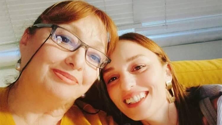 <p>Geçtiğimiz aylarda annesi <strong>Meltem Vural'ı</strong> kaybeden ünlü oyuncu <strong>Nilperi Şahinkaya</strong>, geçirdiği zor günlerin ardından ilk kez <strong>Ankara'daki aile evine</strong> gitti. </p>
