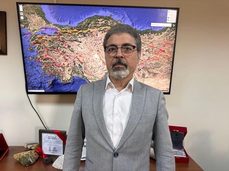 <p><span style="color:rgb(0, 0, 0)">Dokuz Eylül Üniversitesi (DEÜ) Deprem Araştırma ve Uygulama Merkezi Müdürü Prof. Dr. Hasan Sözbilir, Batı Anadolu'da son günlerde meydana gelen depremlere ilişkin, "Batı Anadolu, jeotermal potansiyeli yüksek bir bölge. Faylar deprem üretmeye başladığı zaman jeotermal sistemin varlığı nedeniyle sarsıntılar hemen bitmiyor. Simav ve Sındırgı faylarında da böyle bir durumun yaşanıyor." dedi.</span></p>