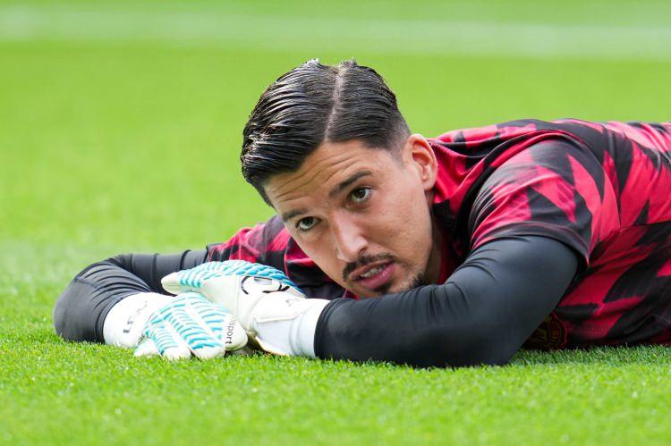 <p>Manchester United'da oynayan Altay Bayındır'ın piyasa değeri 10 milyon Euro'dan 8 milyon Euro'ya düştü.</p>