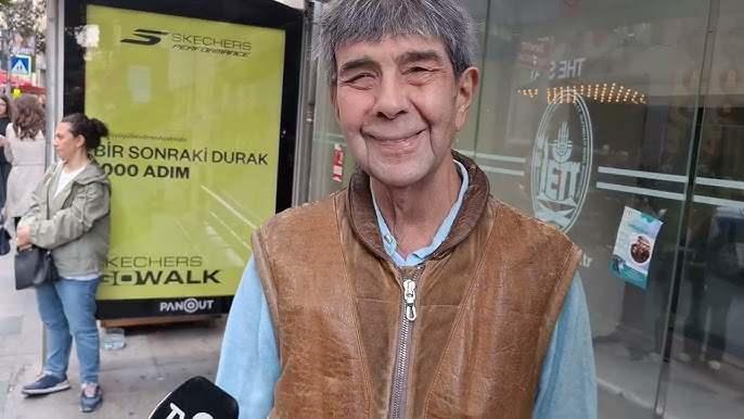 <p>Bir zamanlara damga vuran ödül törenlerinin efsane spikeri, tiyatrocu ve sunucu <strong>Korhan Abay</strong>, yıllar sonra <strong>Nişantaşı'nda bir otobüs durağında otobüs beklerken</strong> görüntülendi.</p>