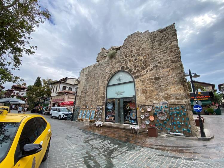 <p>Antalya'da tarihi burcun duvarına klima takmak için yapılanlar adeta pes dedirtti. CİMER'e yazılan yazıyla ortaya çıkan olay, büyük tepki çekti. </p>