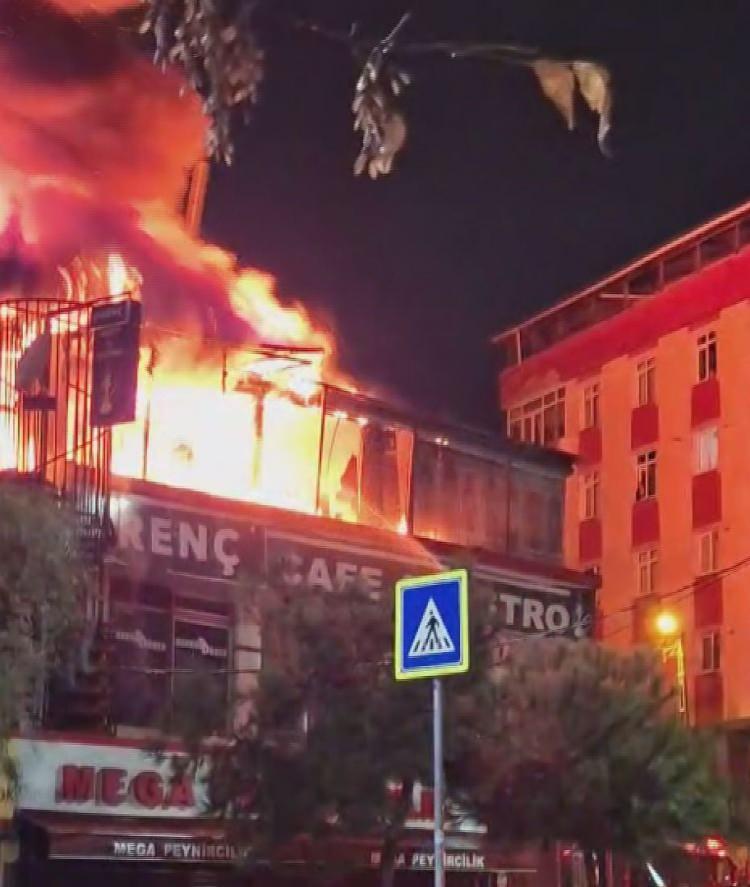 <p>Üç katlı binanın üst katındaki kafede bilinmeyen bir nedenle yükselen alevler, kısa sürede büyüyerek tüm çatıyı sardı. </p>