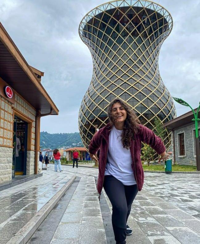 <p>Sosyal medyada uzaktan fotoğraf çekerek çay bardağı elindeymiş gibi poz verenlerden dev çay bardağını sırtında taşıyormuş gibi resim çekenlere kadar ilginç karelerin yakalandığı, içerisinde çeşitli alanların bulunduğu çay bardağı şeklindeki bina bir poz alanına dönüşmüş durumda. </p>
