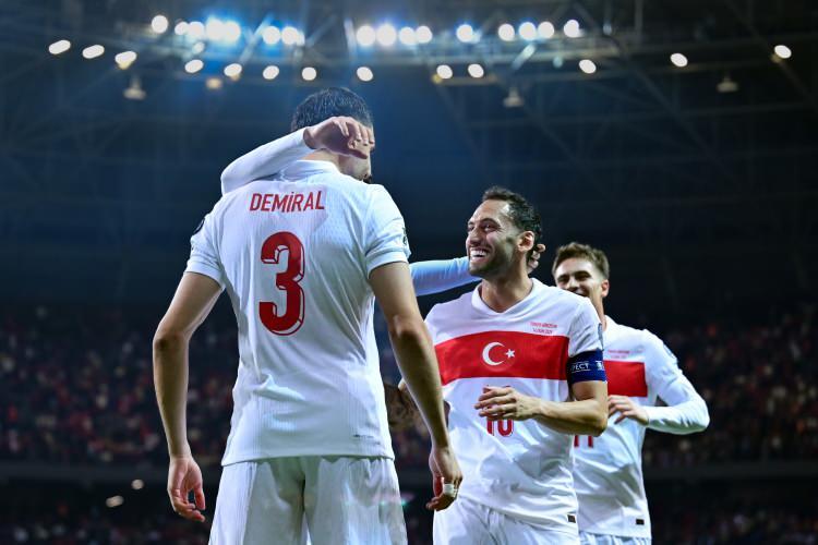 <p>Milli Takımımıza galibiyeti getiren golleri 22 ve 52. dakikalarda Merih Demiral, 16. dakikada Kenan Yıldız ile 35. dakikada Yunus Akgün kaydetti. Gürcistan'ın tek golünü 65. dakikada Kochorashvili attı.</p>