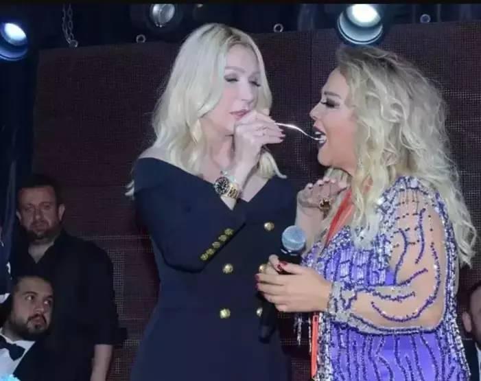 <p>Yaşadığı zor günlerin kendisinde derinden etkilediğini söyleyen Safiye Soyman, bu evlilik yüzünden kendisinde <strong>"imza atma fobisi" </strong>oluştuğunu da açıkladı. Sanat hayatına <strong>Seda Sayan sayesinde</strong> başlayan Soyman, o günleri ise sözleriyle aktardı:</p>