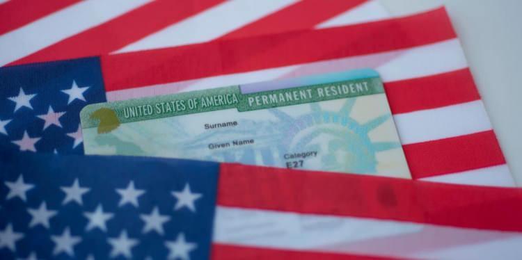 <p><strong>Amerika Birleşik Devletleri'nde (ABD) kalıcı ikamet etme ve çalışma hakkı tanıyan Green Card (Diversity Visa), her yıl yoğun ilgi görüyor. Amerika'da yaşam kurmak isteyen birçok kişi, başvuru sürecine büyük bir titizlikle hazırlanırken çözüm platformu Şikayetvar, dolandırıcılardan ve yapılan yanlışlardan korunma yollarını kamuoyuyla paylaştı.</strong></p>