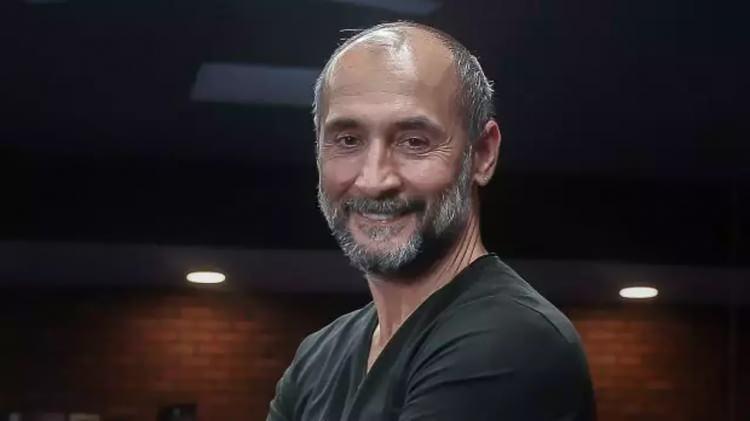 <p>Yakında izleyicisi ile buluşmaya hazırlanan '<strong>Usta' dizisi</strong>, Semih Saygıner'in sadece sporcu kimliğini değil, aynı zamanda Saygıner'in çocukluk yıllarından trajik aile geçmişine, dünya bilardo zirvesine uzanan yolculuğundan bu yolculukta karşılaştığı zorluklara kadar pek çok şeyi anlatacak.</p>