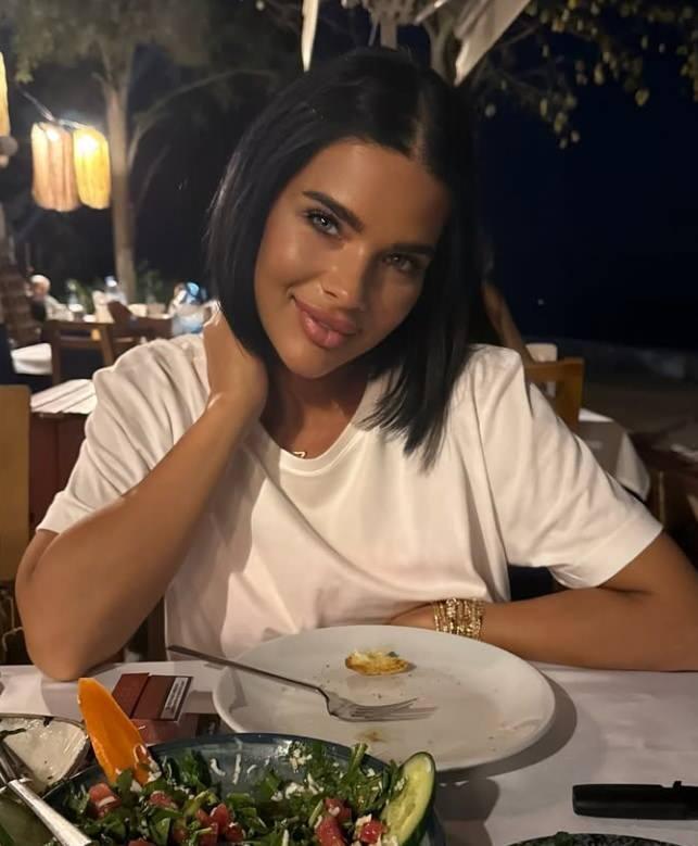 <p>SOSYAL MEDYADA ÇOK BEĞENİLDİ</p>
<p> </p>
<p>Yaşadığı kayıplara da değinerek babasıyla vedalaşma sürecinden söz eden ünlü oyuncunun bu anlamlı adımı sosyal medyada çok beğenildi. </p>