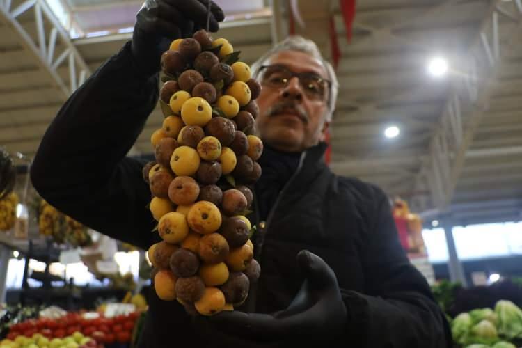 <p>Sivas'ın yüksek rakımlı bölgelerinde kendiliğinden yetişen ve iki yılda bir hasat edilen ilginç meyce çürüyünce tüketiliyor. <em><strong>Meyvenin kilogramı ise 300 TL'den alıcı buluyor. </strong></em></p>
